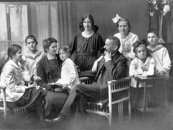 Karl Schweigler together with his children