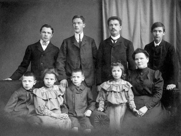 Schweigler Familienfoto Oben: Heinrich, Karl 88, Karl 64, Martin Unten: Max, Marili, Emil, Klärli, Lisa