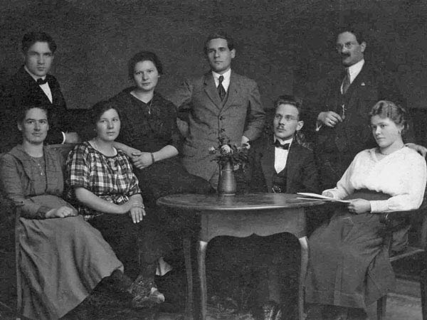 Schweigler Family Picture: Martin, Sophie, Klärly, Marily, Emil, Max, Karli, Babette December 1920