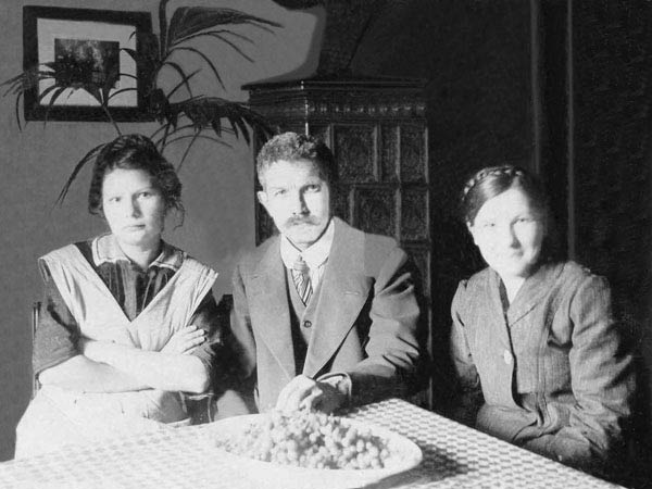 Karl Schweigler mit seinen beiden Töchtern Maria und Klara