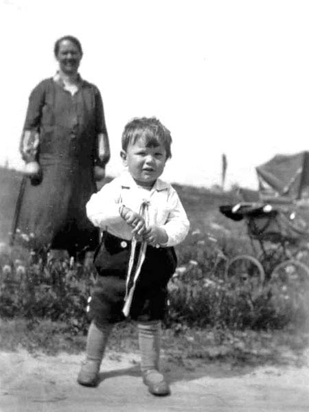 Sophie Schweigler mit dem "kleinen Markus" (Sommer 1931)