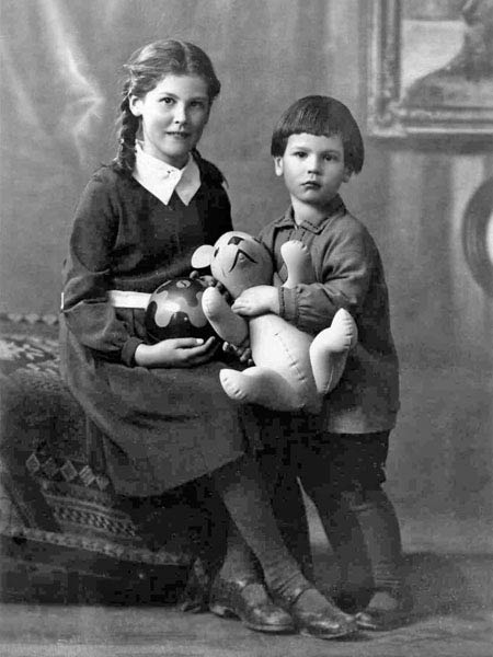 Ruth Schweigler mit Teddybär und Markus  am März 1932
