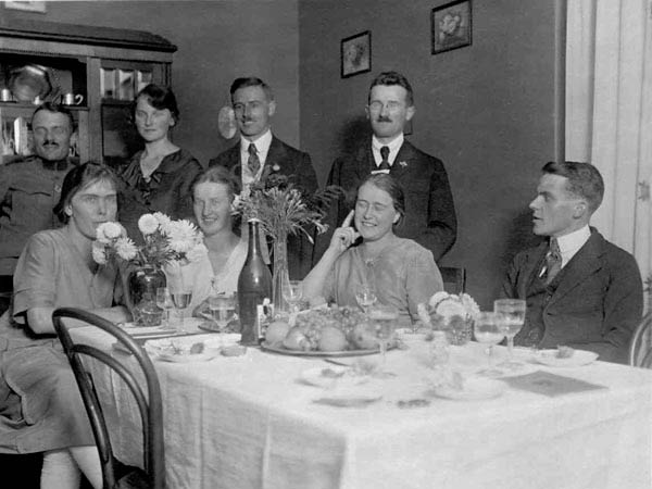 Max Schweigler (Brille) mit seinen Schwestern beim Feiern um 1925
