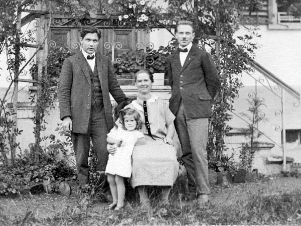 Martin with Ruth, Sophie and Max in the garden in Suhr. (at 1927)